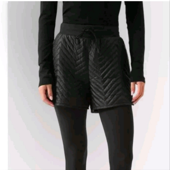 ATHLETA Apres Ski quilted Short Zip Pockets in black. Size 4 - Picture 1 of 15